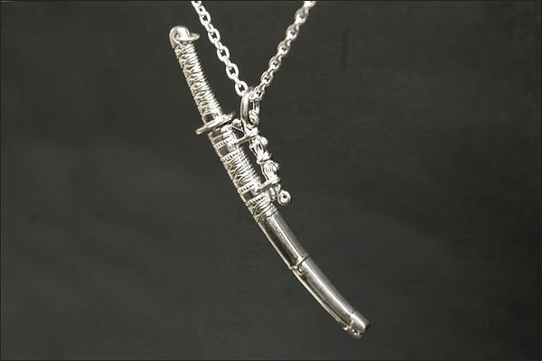 未使用/TWTジャパン 日本刀シルバーペンダント 太刀 アンティーク仕上げ